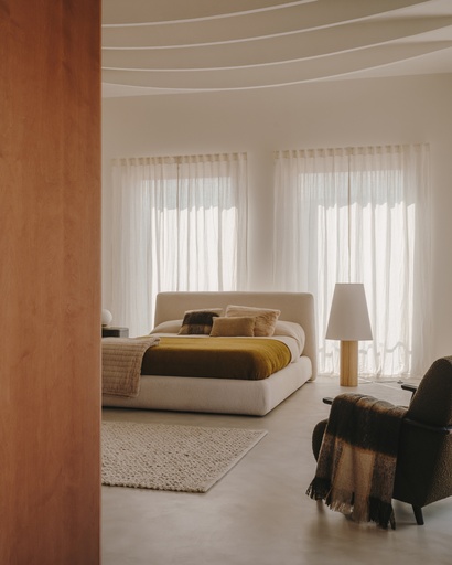 Marga floor lamp in solid wood with natural finish