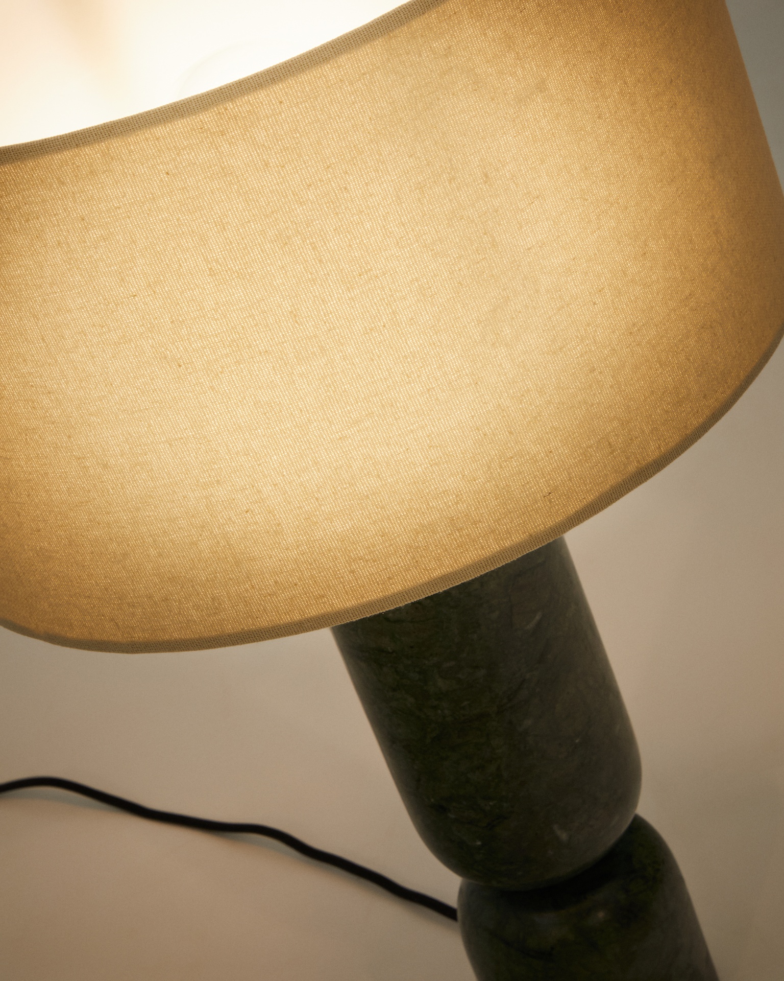 Vex table lamp in green marble with a grey linen shade