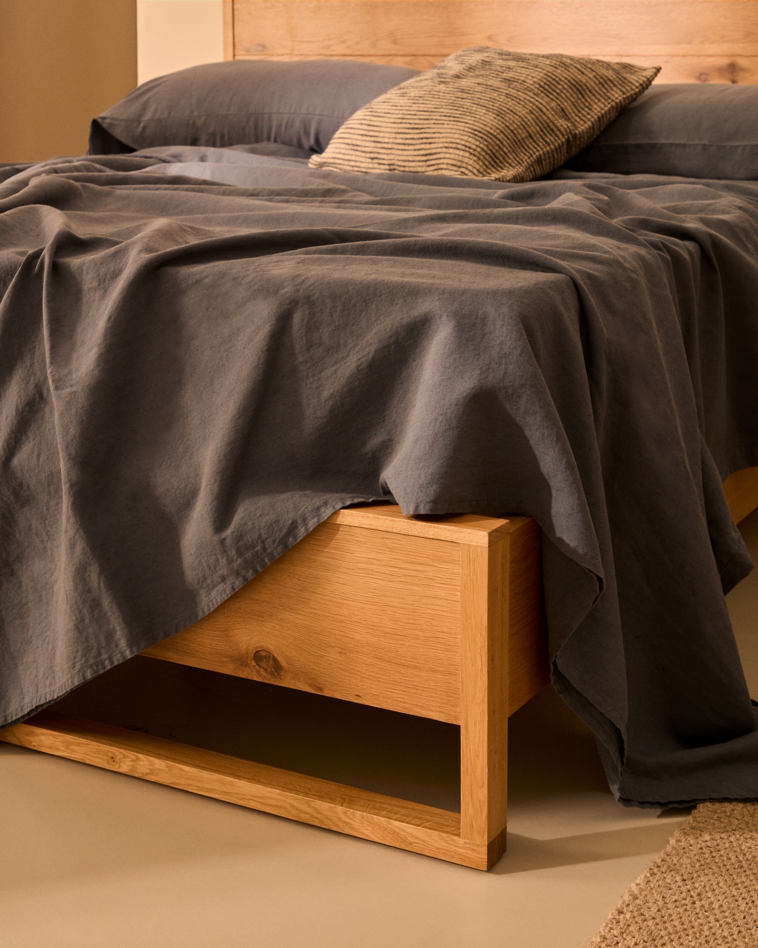 Alguema bed in oak veneer with natural finish for 160 x 200cm mattress