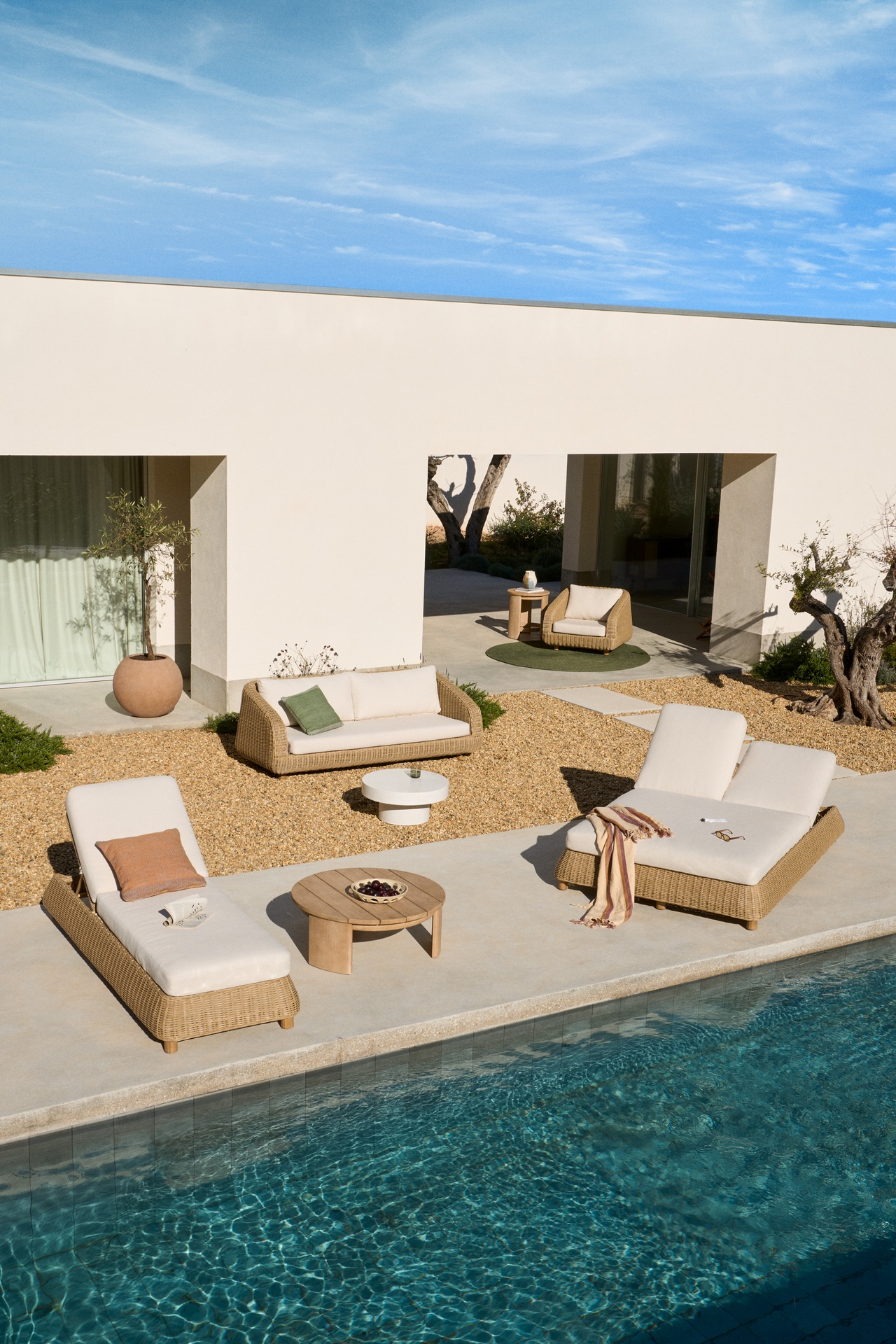 Meria 3-seater sofa in synthetic rattan with FSC 100% solid acacia wood legs 208cm