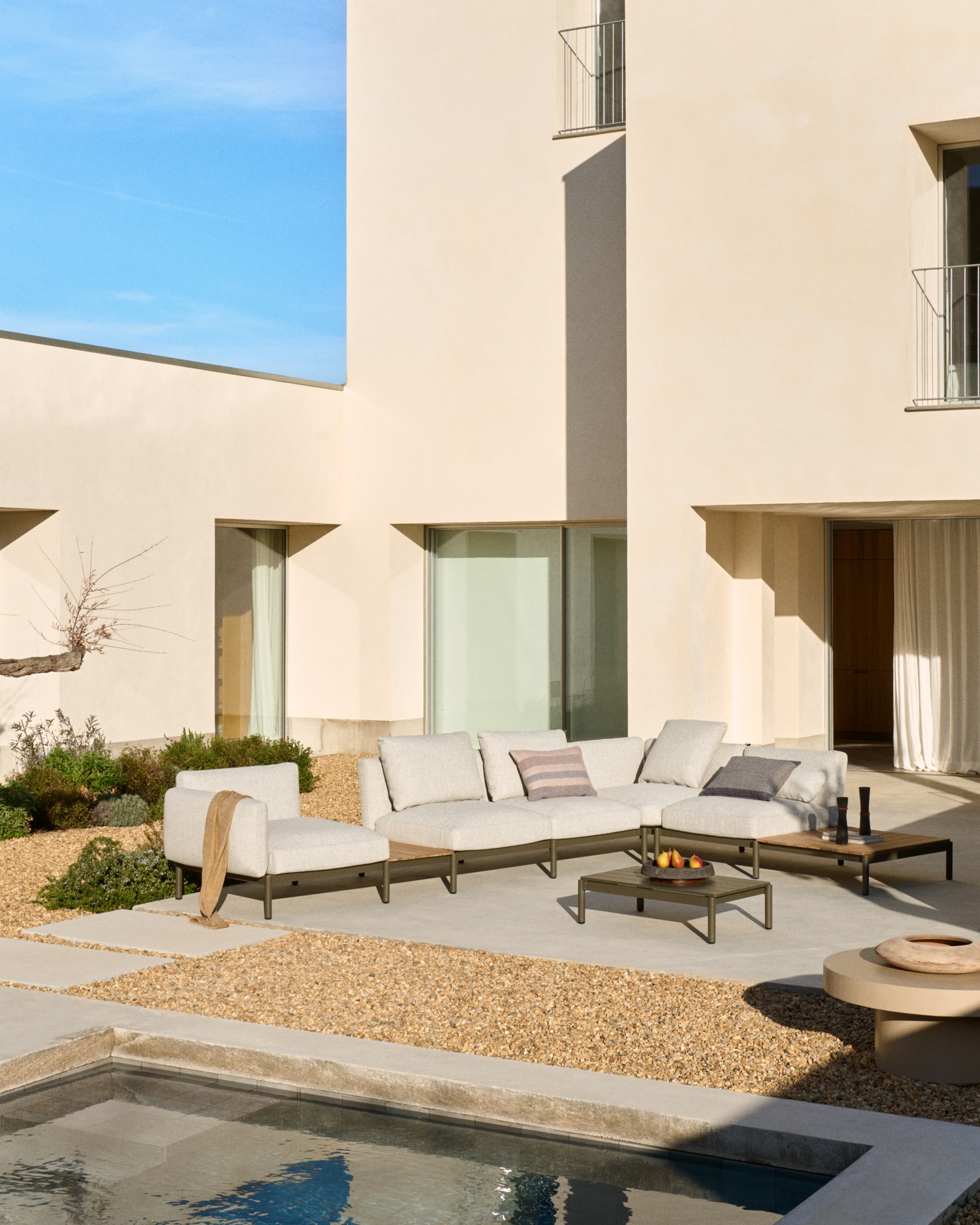 Sorells outdoor modular 5-seater corner sofa with beige upholstery and green aluminium with teak tables 277 x 446cm FSC 100%