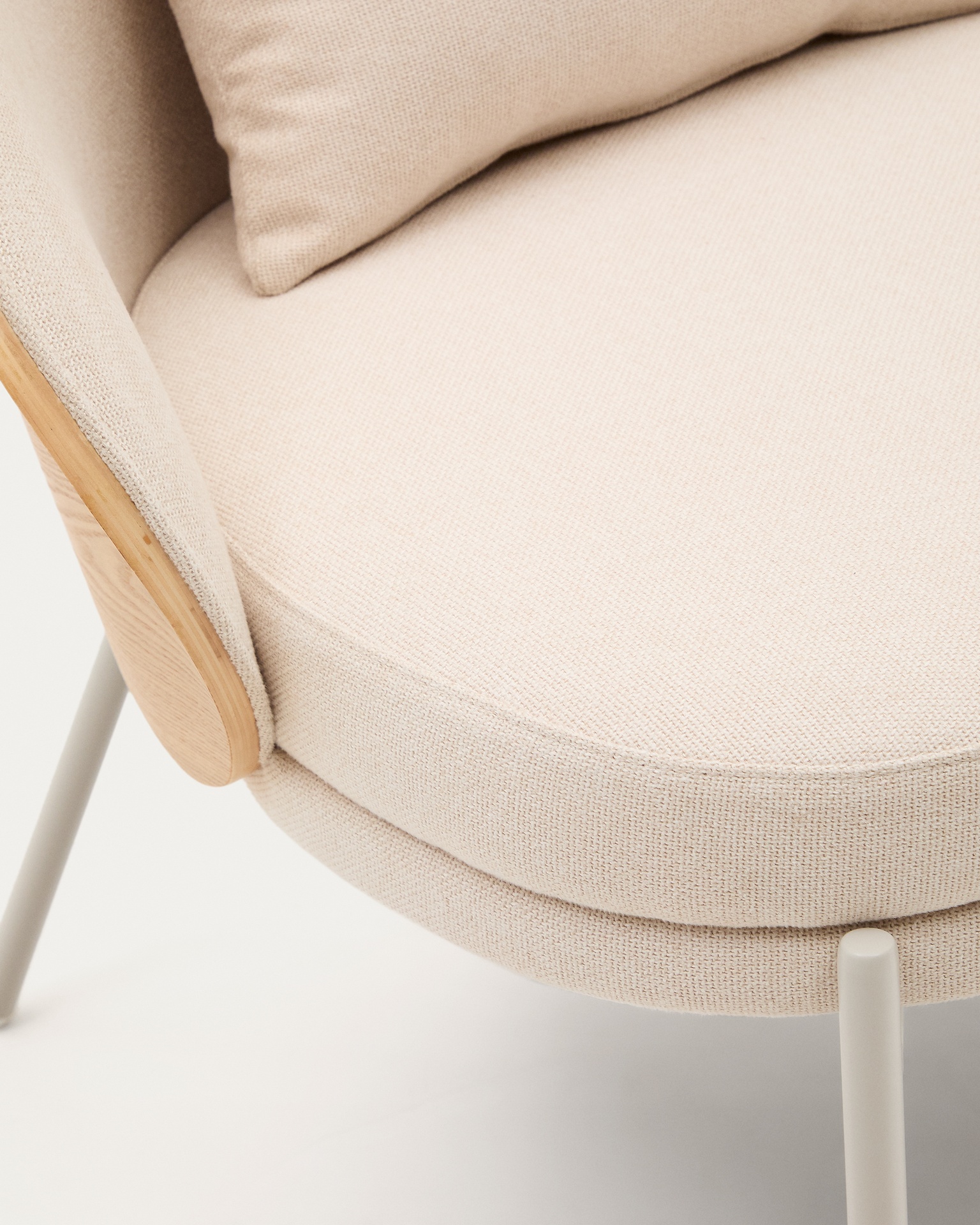Eamy armchair in beige chenille, in a natural finish ash veneer and beige metal