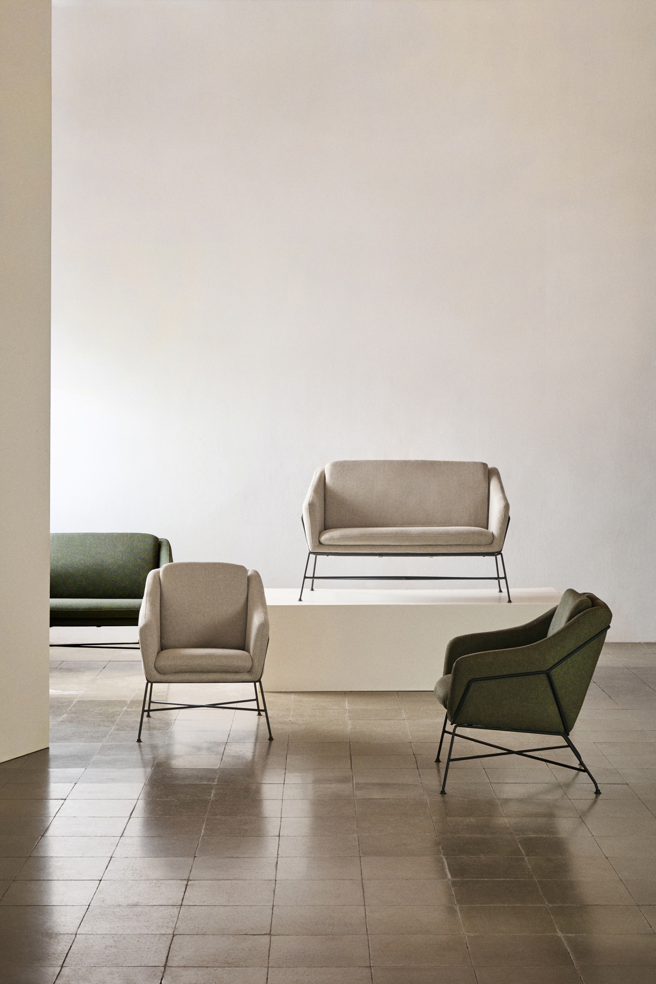 Brida 2-seater sofa in green and steel legs with black finish, 128 cm