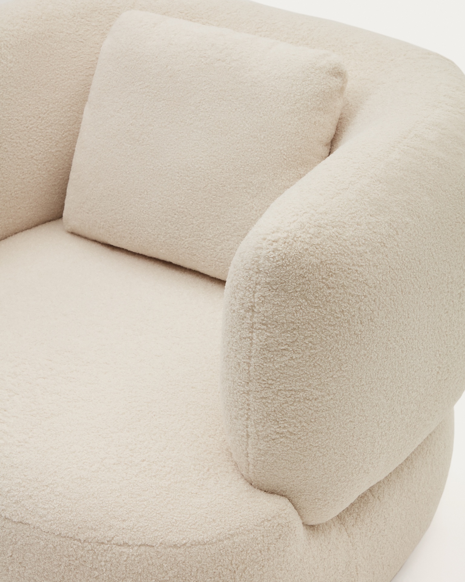 Martina swivel armchair in ecru bouclé with cushion FSC Mix Credit