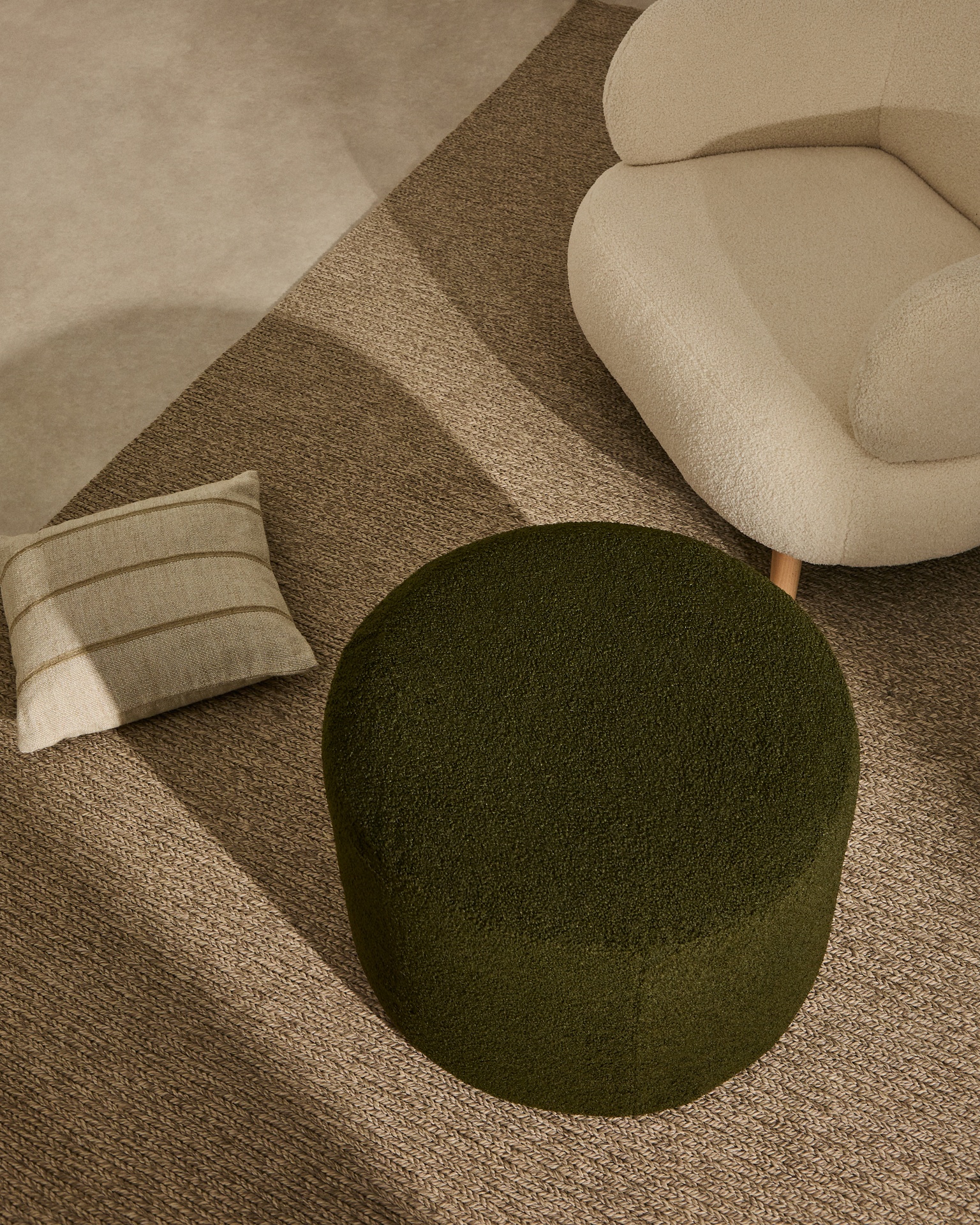 Kaeli footrest with removable cover in green bouclé Ø 43 cm
