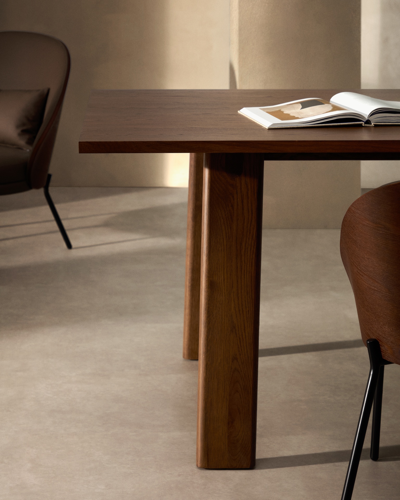 Arlen extendable table in solid oak wood and veneer with a walnut finish 200(250) 95 cm FSC Mix Credit