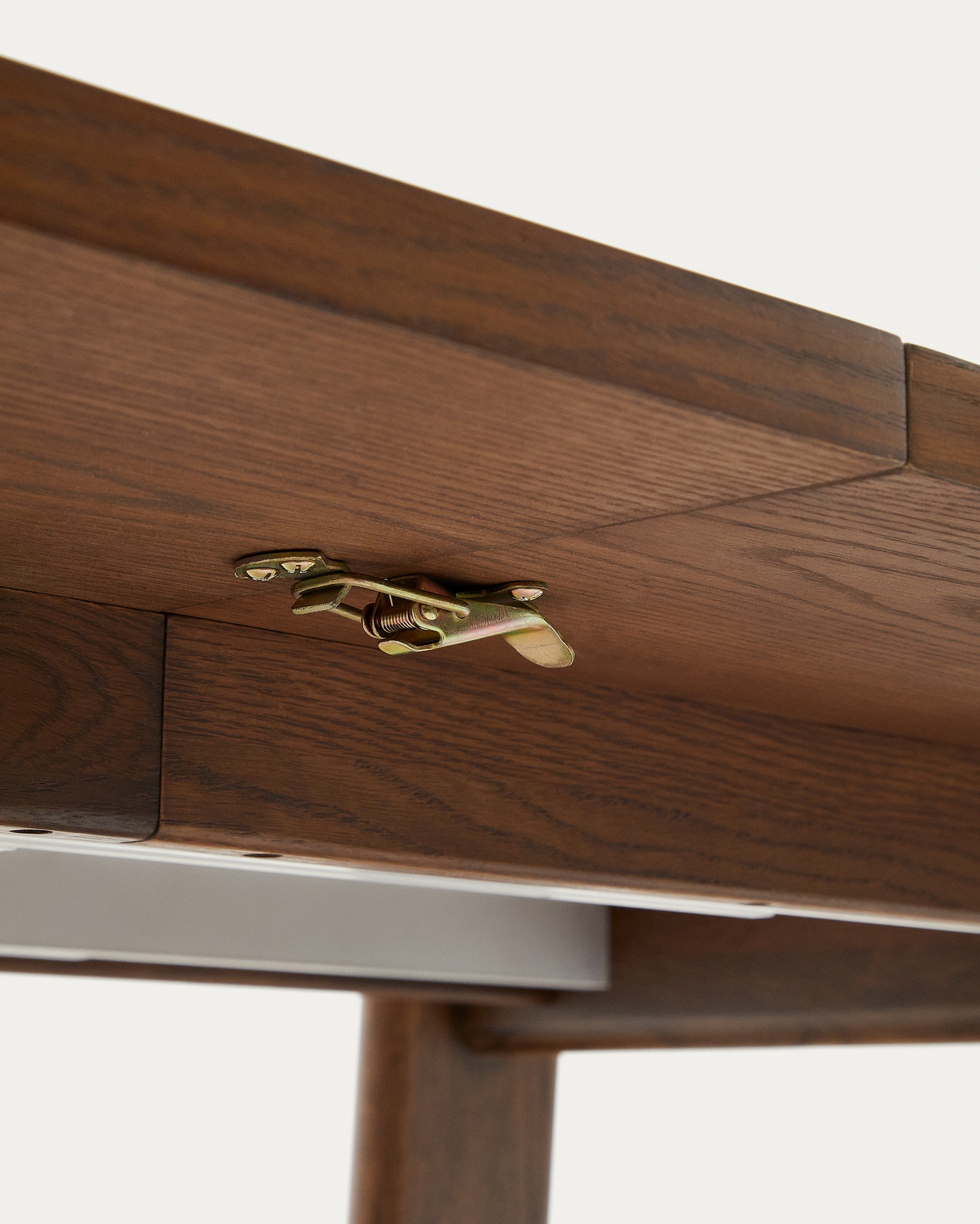 Arlen extendable table in solid oak wood and veneer with a walnut finish 200(250) 95 cm FSC Mix Credit