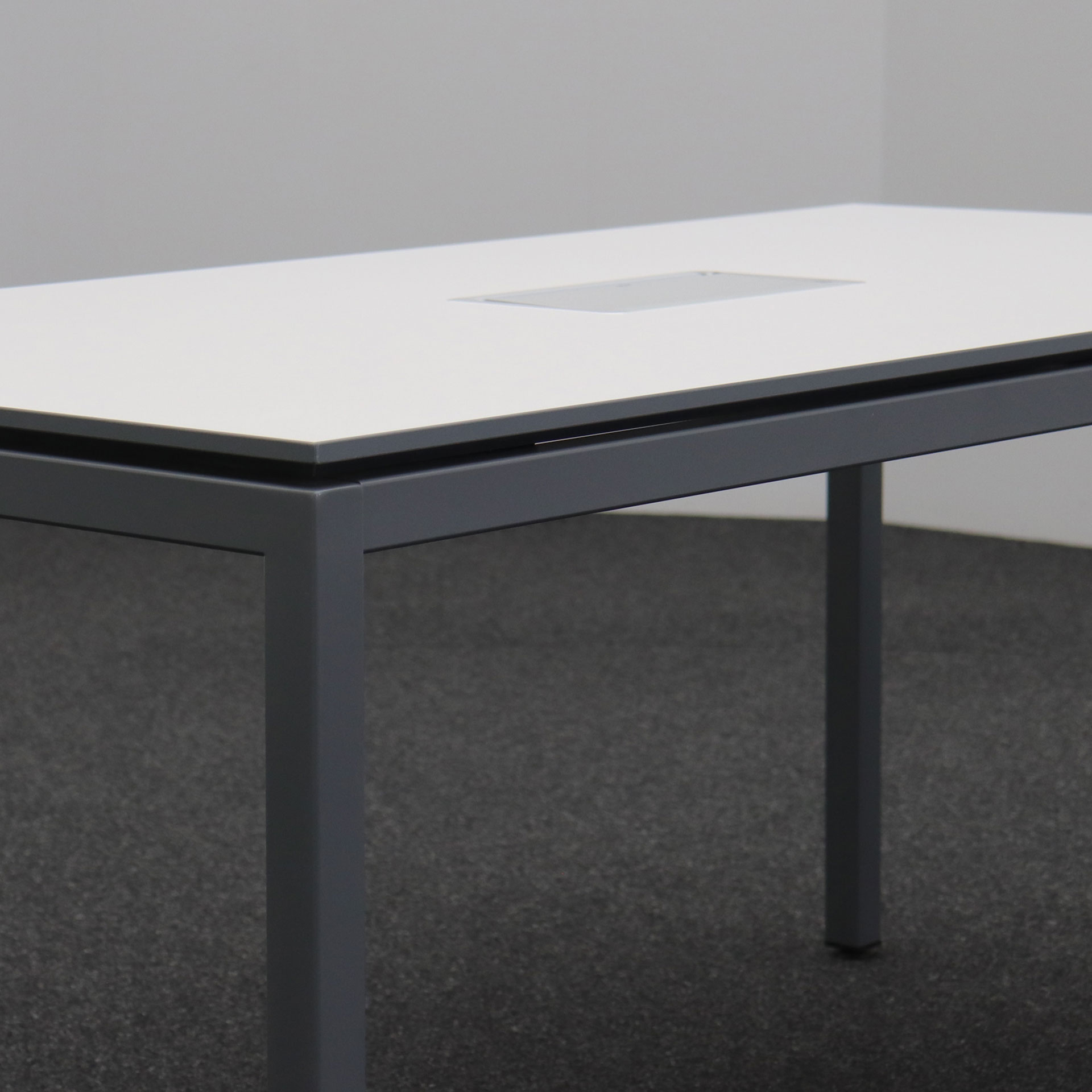 Konferenztisch mit Steckleiste Lista LO Motion