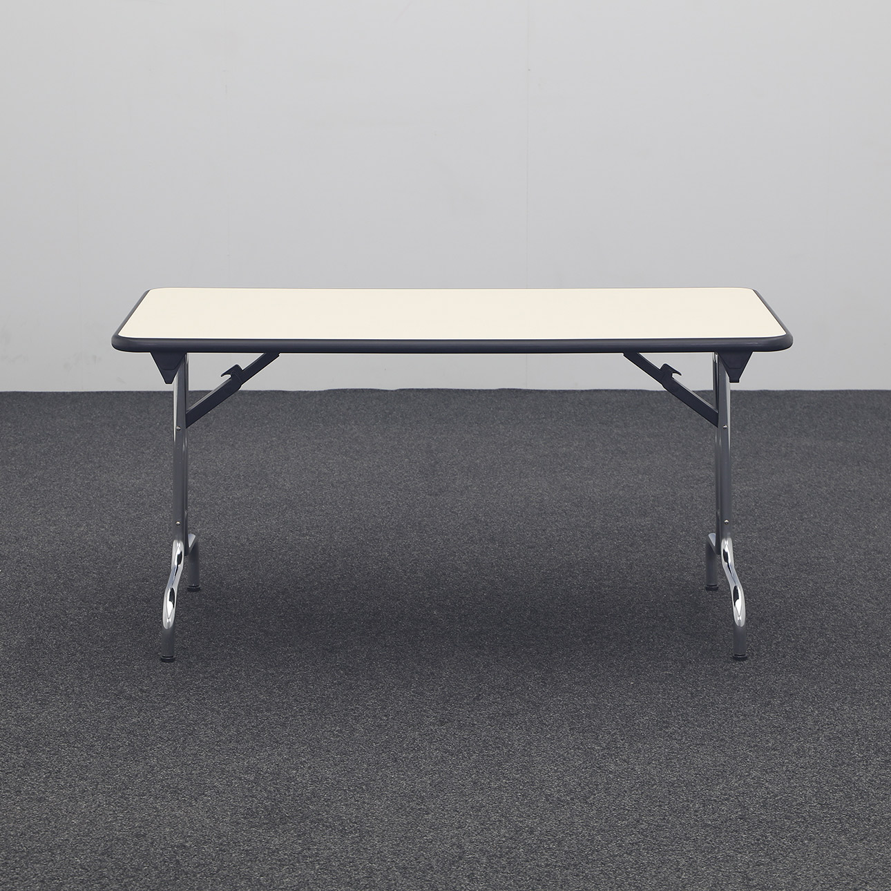 Klapptisch mit Kunstharztischplatte – platzsparend, stabil und vielseitig