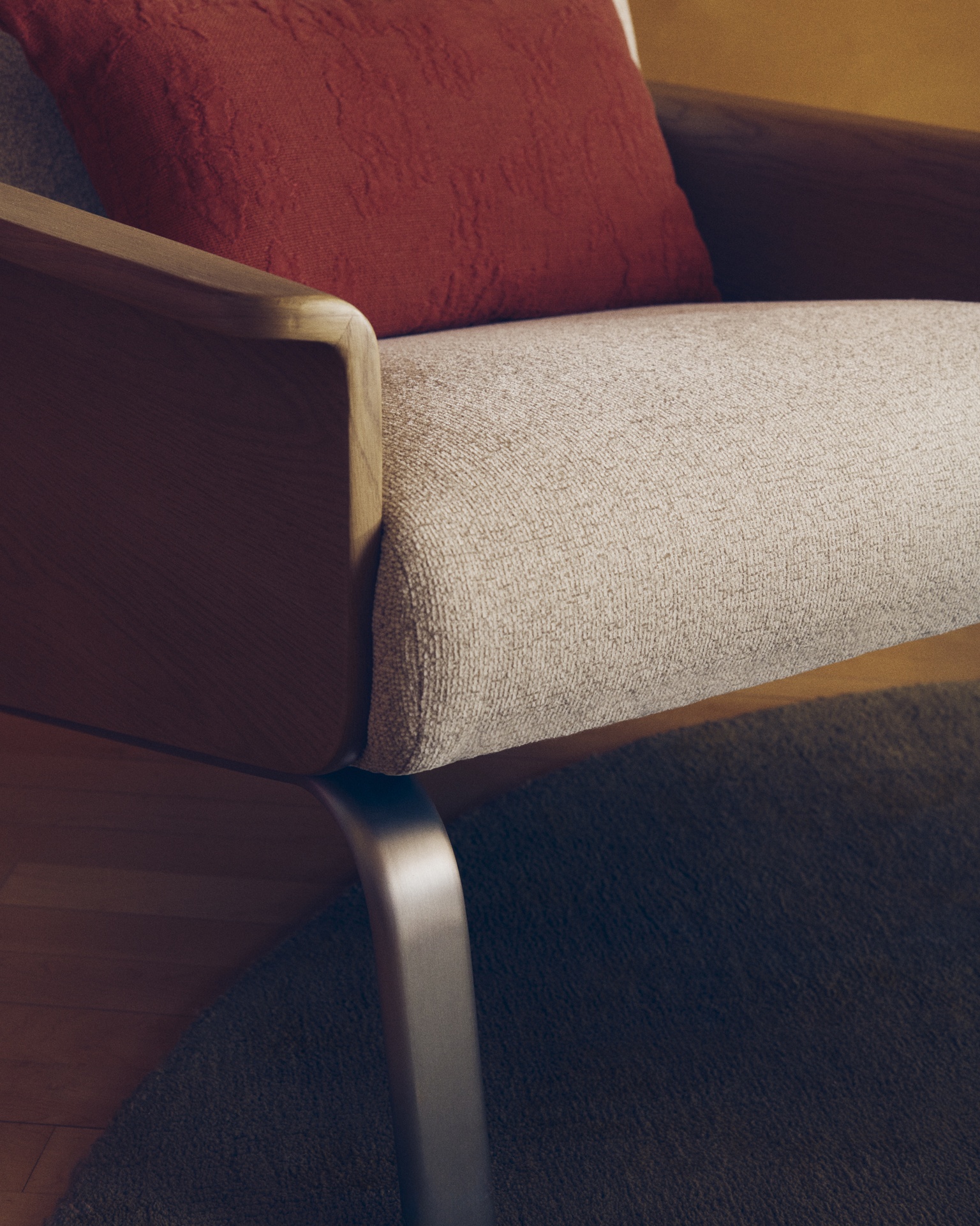 Amsen beige armchair in oak plywood with legs in brushed stainless steel FSC 100%