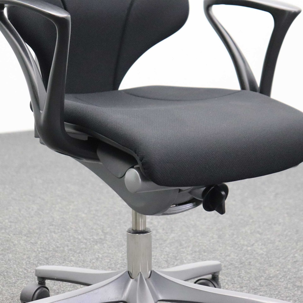 Bürostuhl Giroflex 64 mit Kleiderbügel