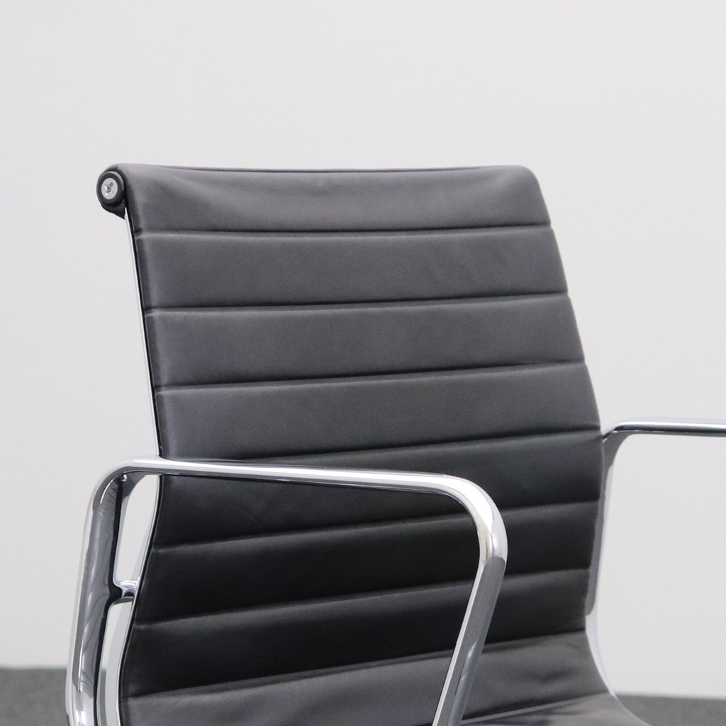 Vitra Aluminium Chair EA 117 Leder