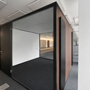 Konferenzbox Türe Links