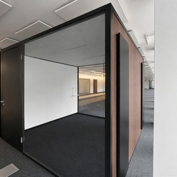 Konferenzbox Türe Links