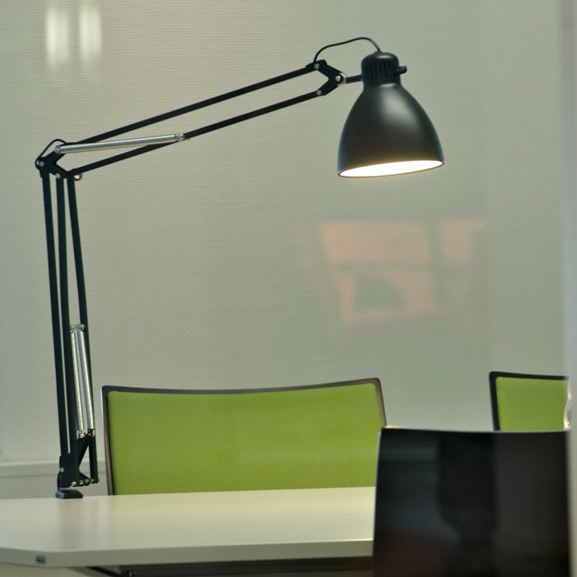 2080_luxo_l-1_environment_screen.jpg