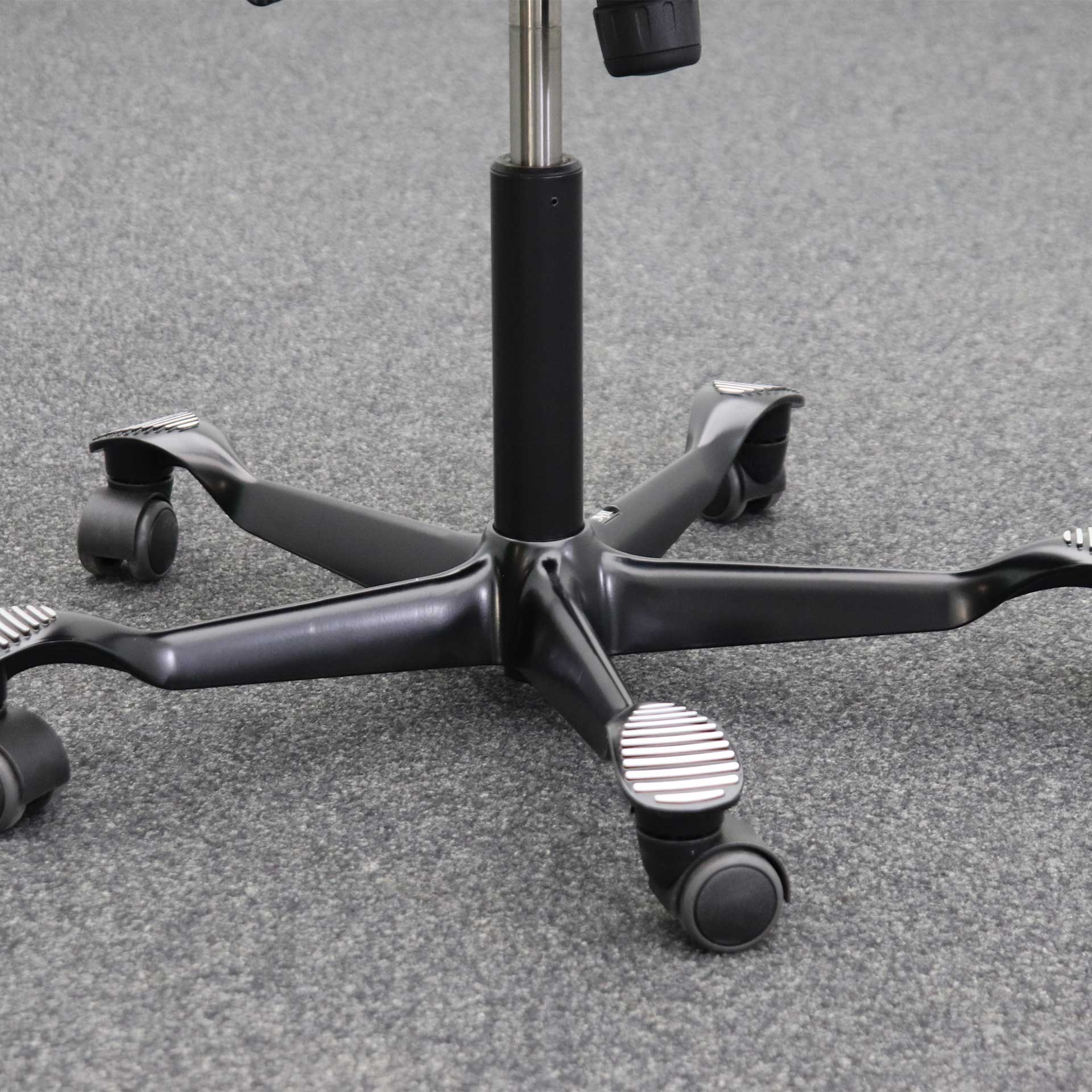 Bürodrehstühle HAG Capisco 8106