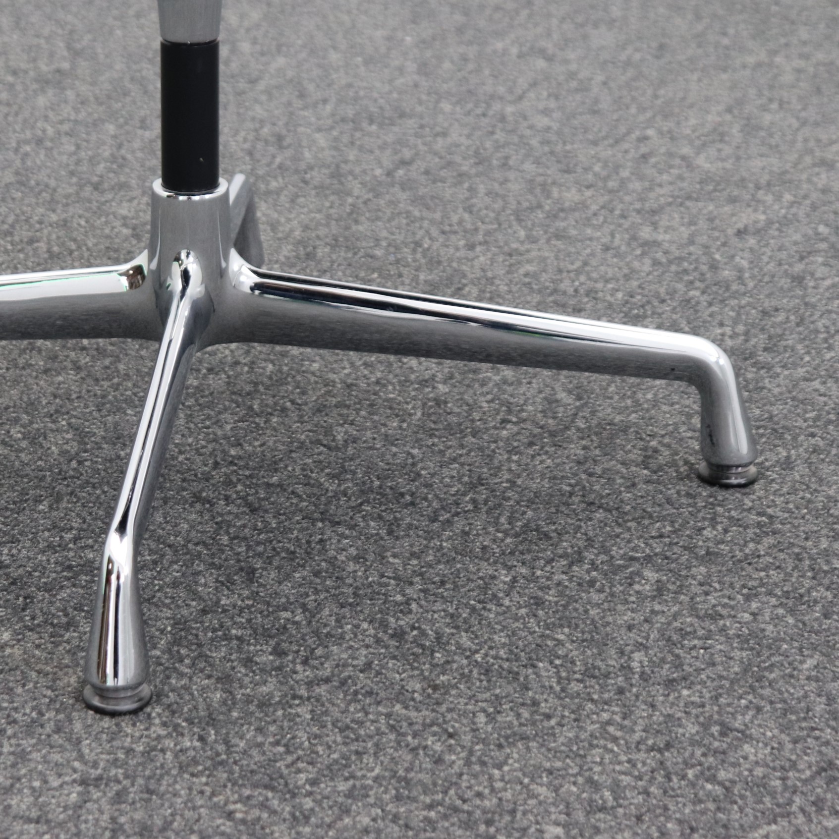 Konferenzstühle Vitra EA 107