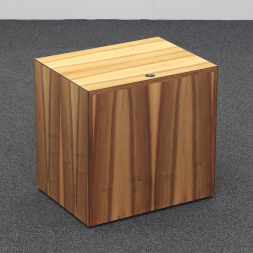 Kleiner Flügeltürschrank aus Nussbaumholz