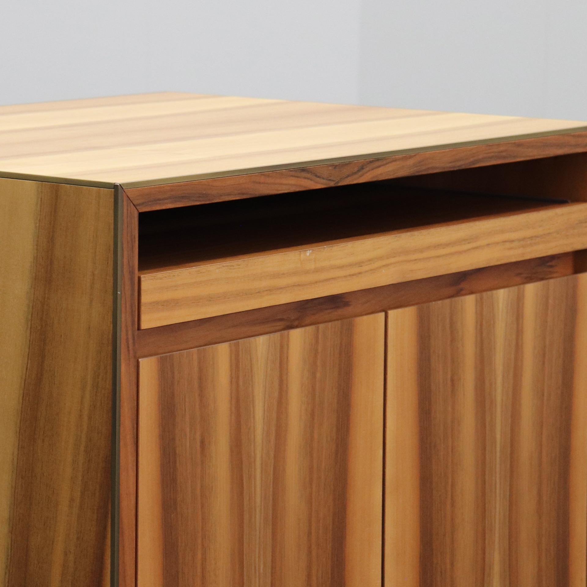 Kleiner Flügeltürschrank aus Nussbaumholz
