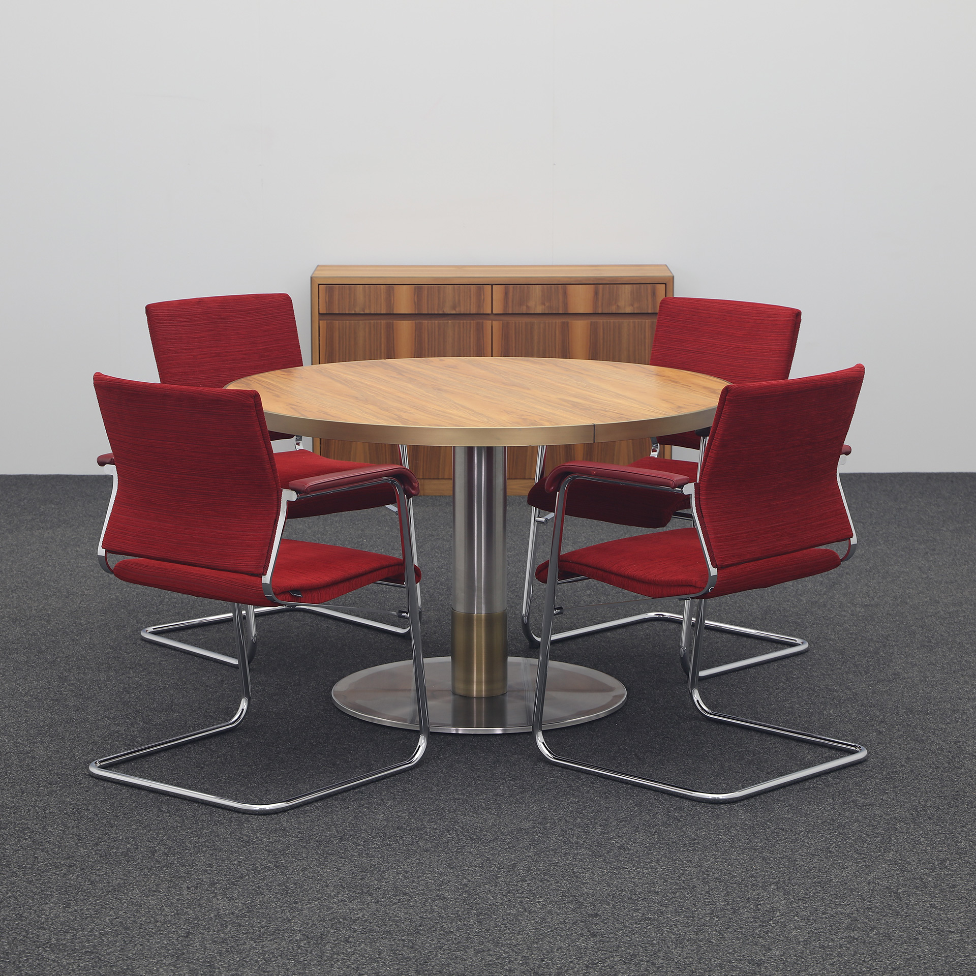 Nussbaum Konferenztisch Set mit Wilkhahn Stühlen & Sideboard