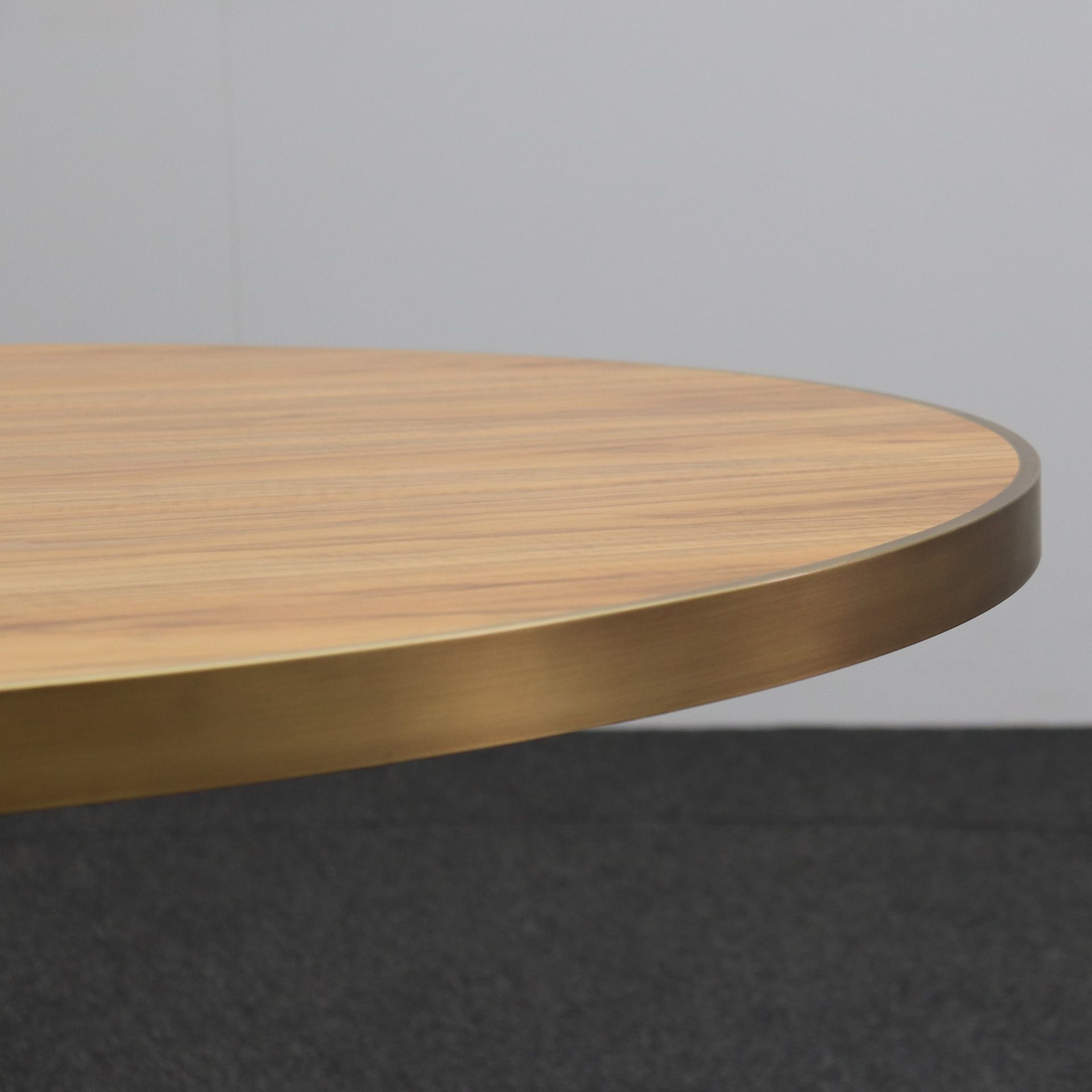 Nussbaum Konferenztisch Set mit Wilkhahn Stühlen & Sideboard