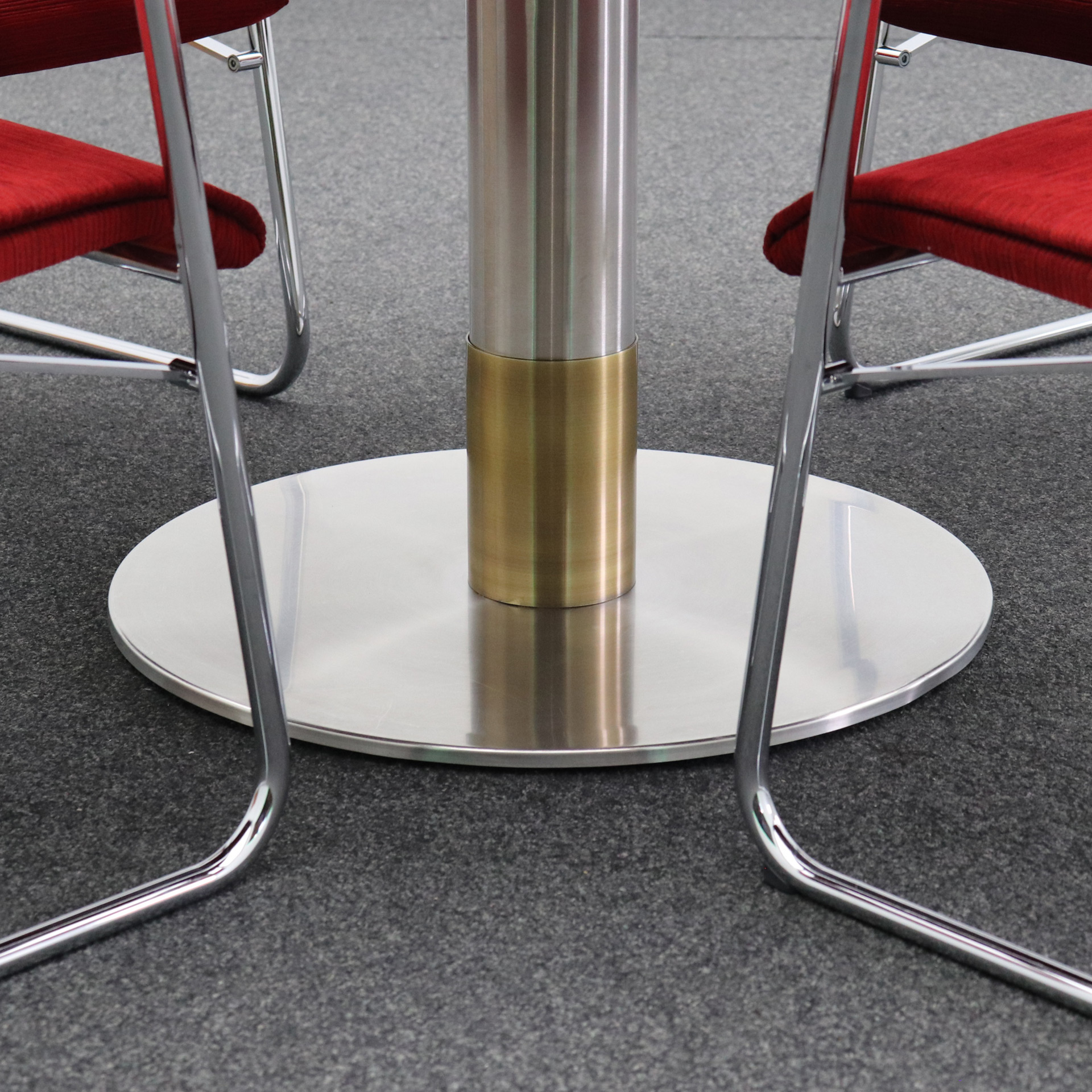 Nussbaum Konferenztisch Set mit Wilkhahn Stühlen & Sideboard