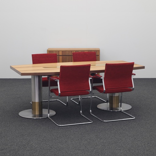Konferenztisch Bootsförmig Nussbaum mit Wilkhahn Stühlen und Sideboard