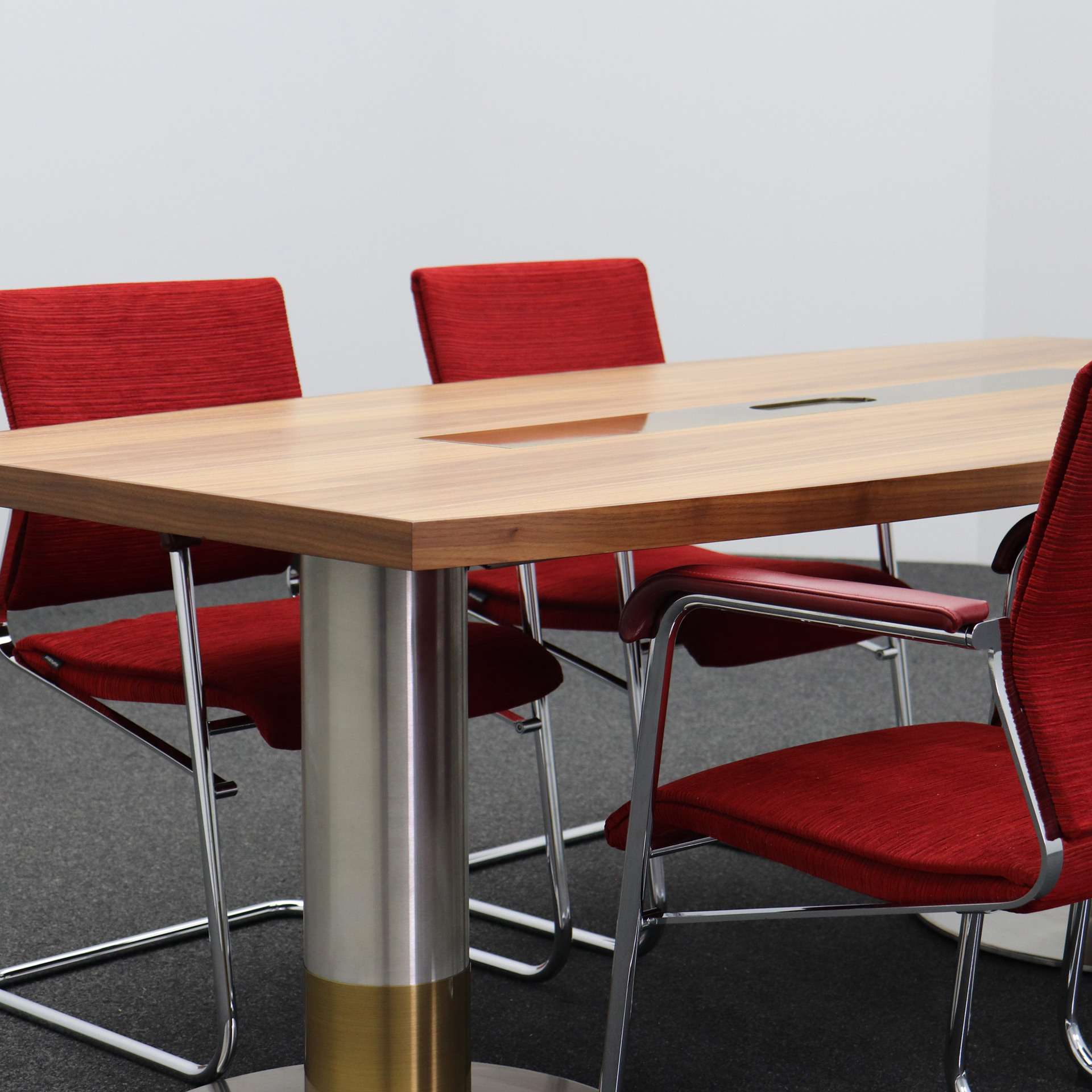 Konferenztisch Bootsförmig Nussbaum mit Wilkhahn Stühlen und Sideboard