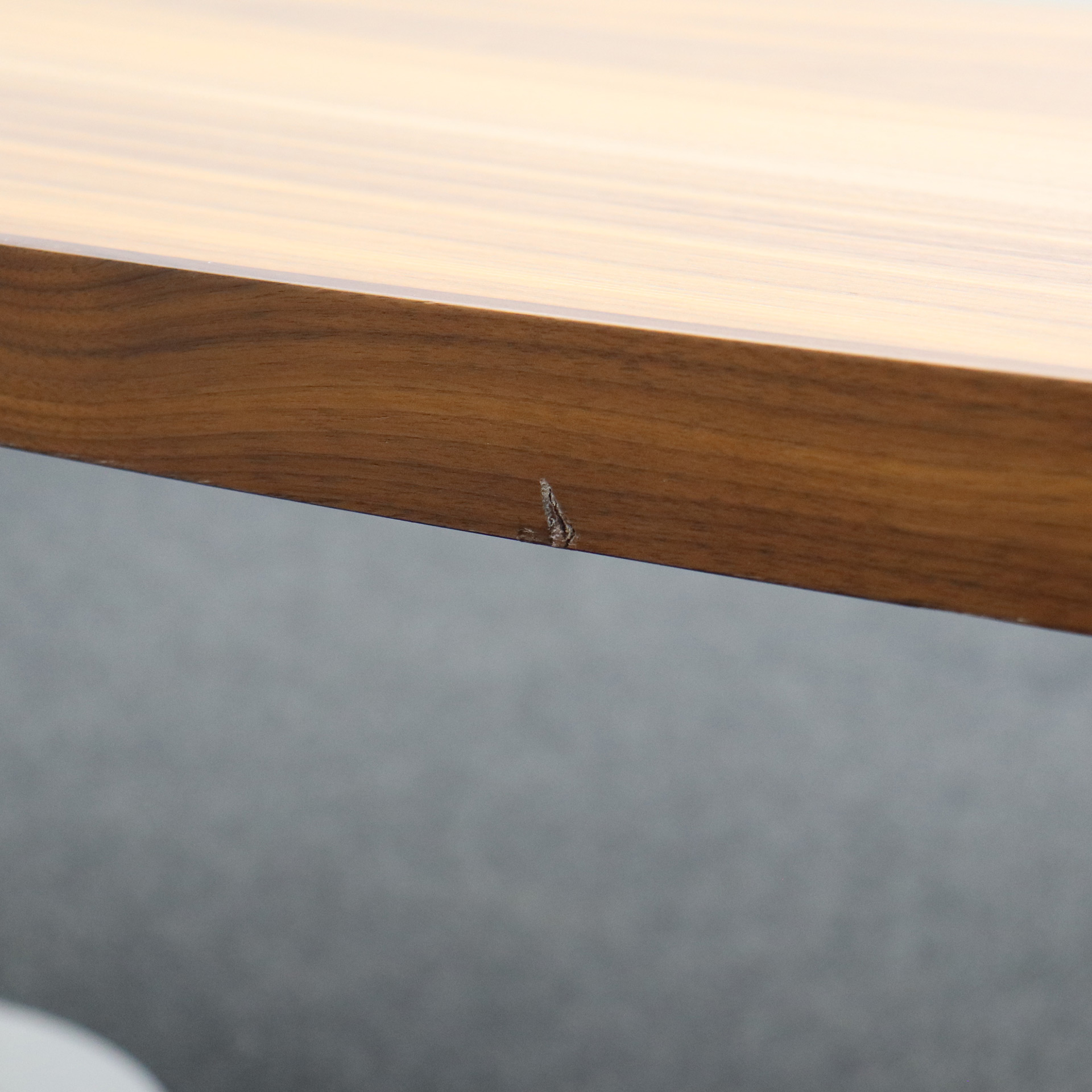 Konferenztisch Bootsförmig Nussbaum mit Wilkhahn Stühlen und Sideboard