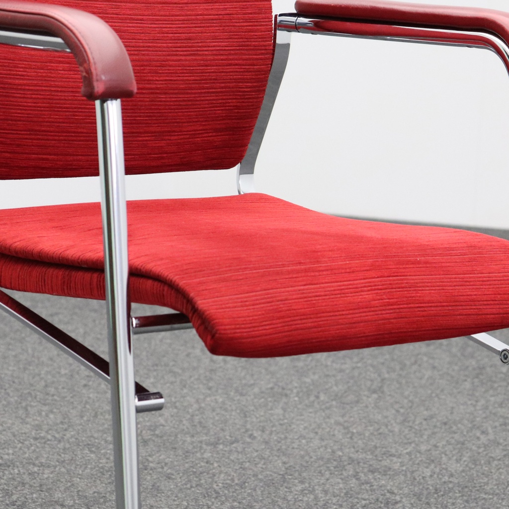 Konferenztisch Bootsförmig Nussbaum mit Wilkhahn Stühlen und Sideboard