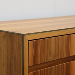 Konferenztisch Bootsförmig Nussbaum mit Wilkhahn Stühlen und Sideboard