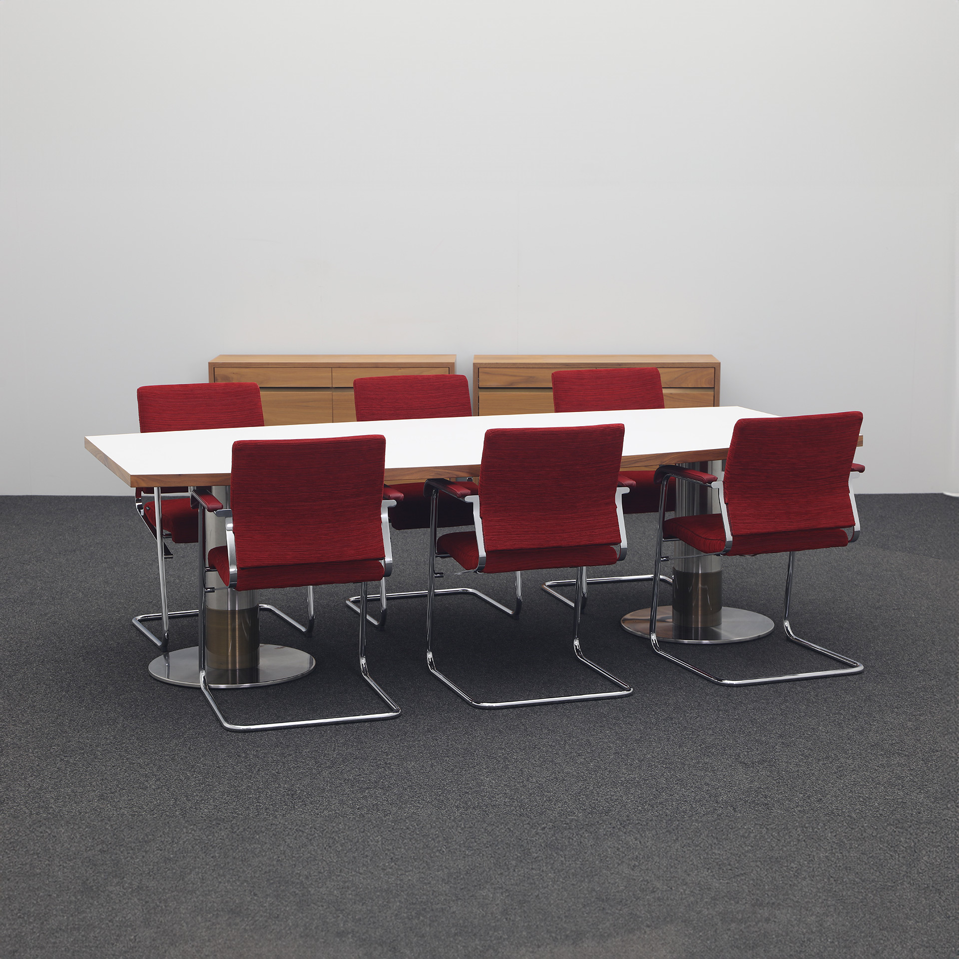 Besprechungstisch Bootsförmig Lichtgrau mit Wilkhahn Stühlen und Sideboards