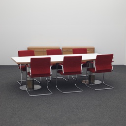 Besprechungstisch Bootsförmig Lichtgrau mit Wilkhahn Stühlen und Sideboards