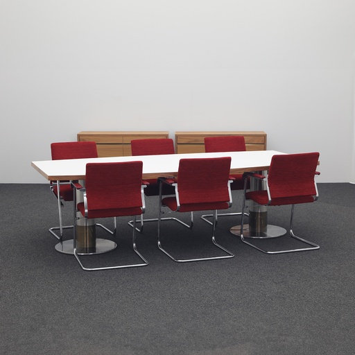 Besprechungstisch Bootsförmig Lichtgrau mit Wilkhahn Stühlen und Sideboards