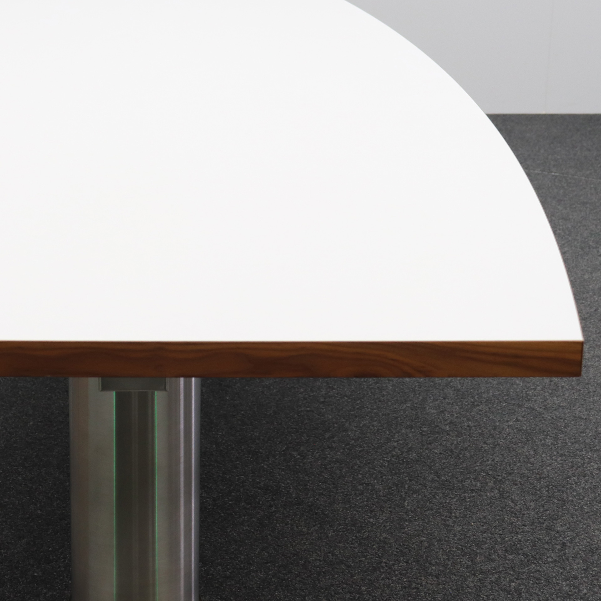 Besprechungstisch Bootsförmig Lichtgrau mit Wilkhahn Stühlen und Sideboards