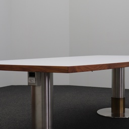 Besprechungstisch Bootsförmig Lichtgrau mit Wilkhahn Stühlen und Sideboards