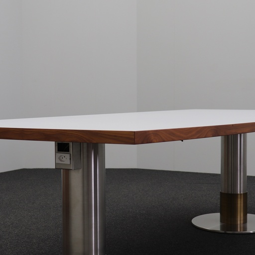 Besprechungstisch Bootsförmig Lichtgrau mit Wilkhahn Stühlen und Sideboards