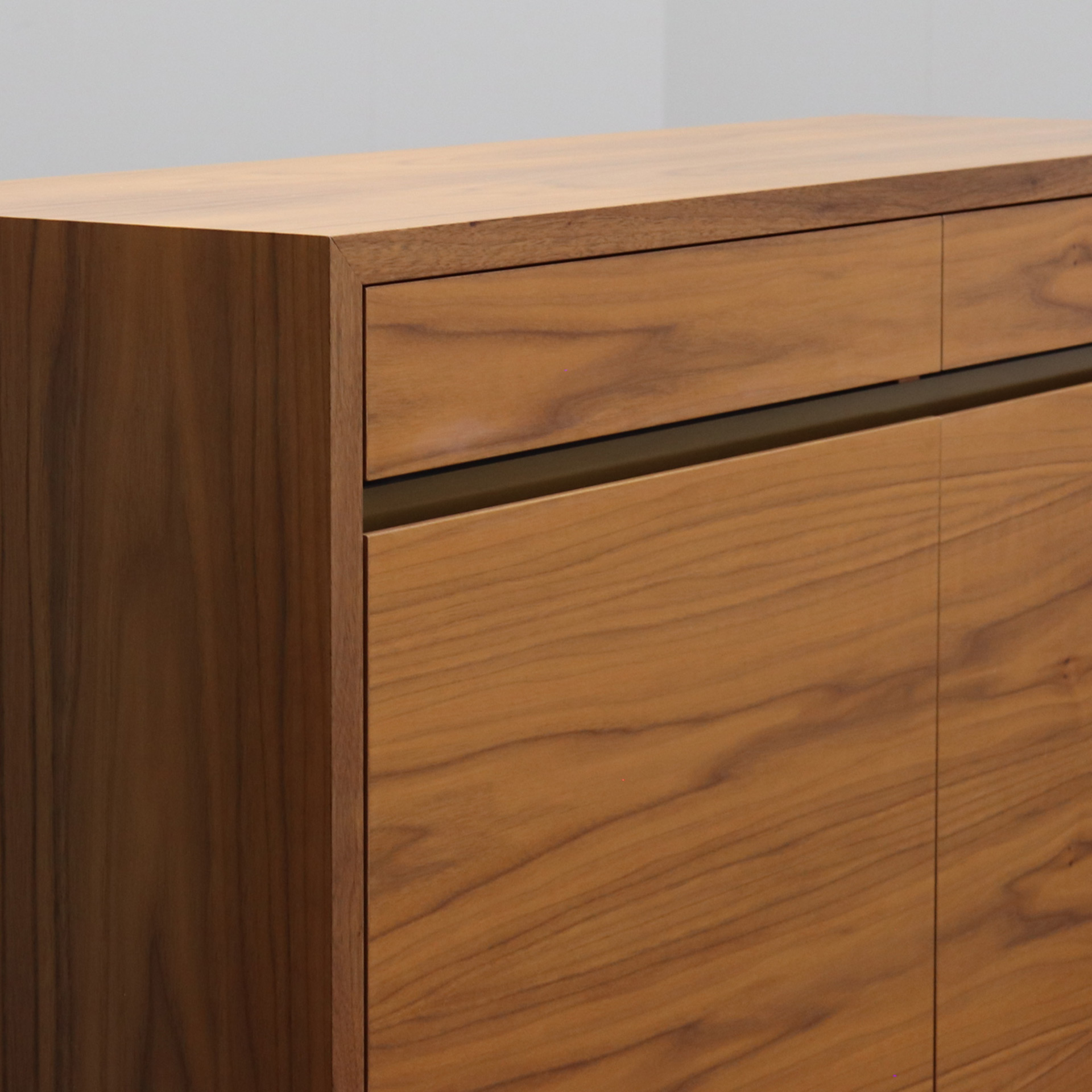 Besprechungstisch Bootsförmig Lichtgrau mit Wilkhahn Stühlen und Sideboards