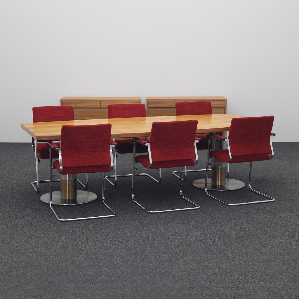 Konferenztisch Bootsförmig mit Sideboards in Nussbaum und Wilkhahn Stühlen