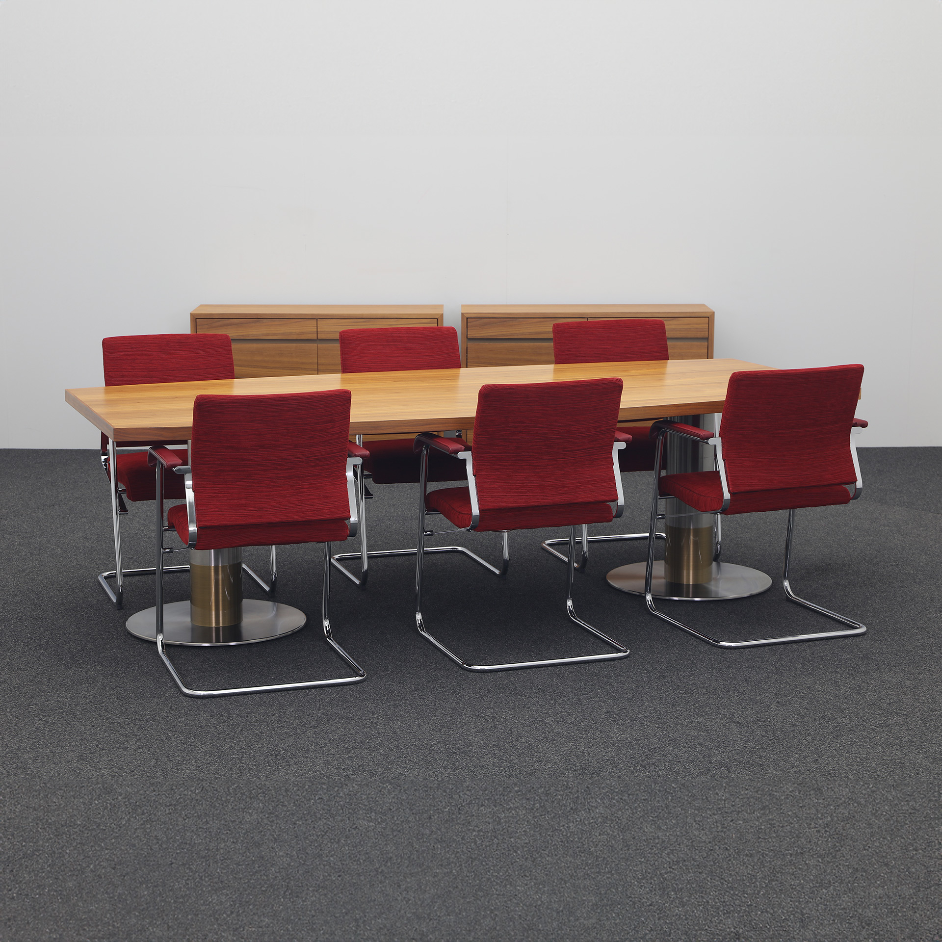 Konferenztisch Bootsförmig mit Sideboards in Nussbaum und Wilkhahn Stühlen