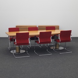 Konferenztisch Bootsförmig mit Sideboards in Nussbaum und Wilkhahn Stühlen
