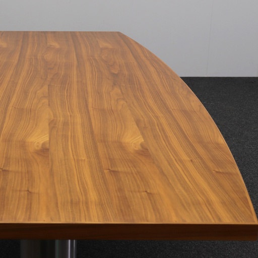 Konferenztisch Bootsförmig mit Sideboards in Nussbaum und Wilkhahn Stühlen