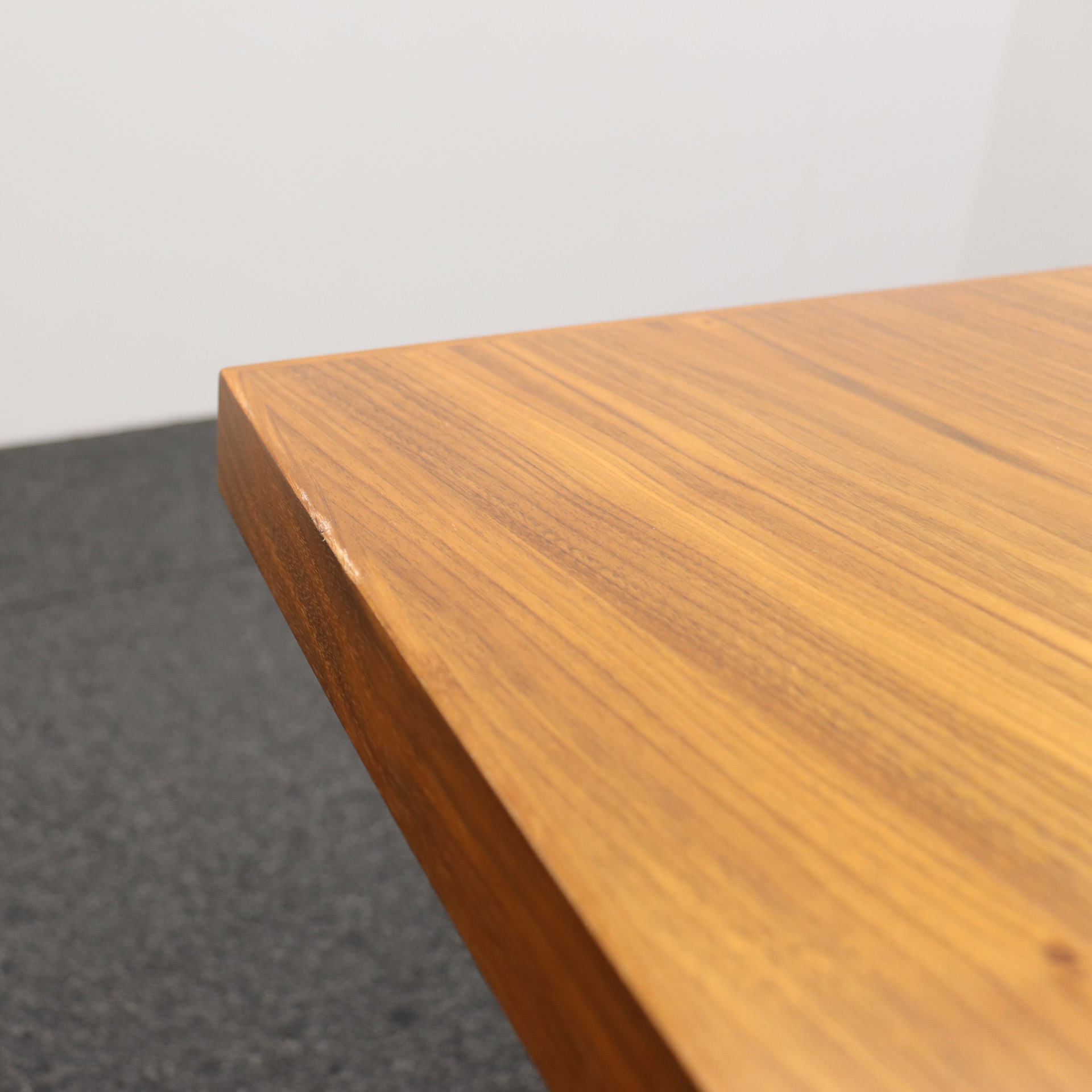 Konferenztisch Bootsförmig mit Sideboards in Nussbaum und Wilkhahn Stühlen