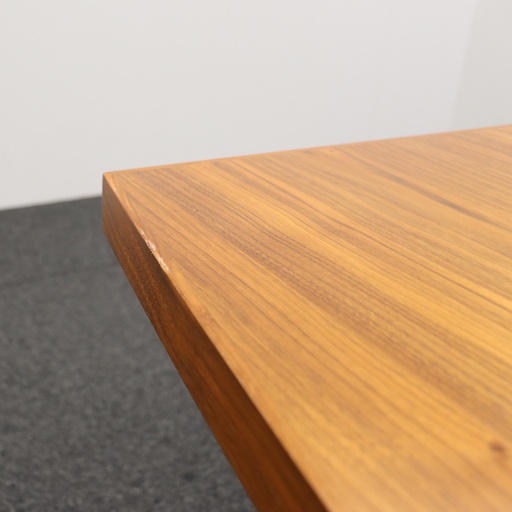 Konferenztisch Bootsförmig mit Sideboards in Nussbaum und Wilkhahn Stühlen