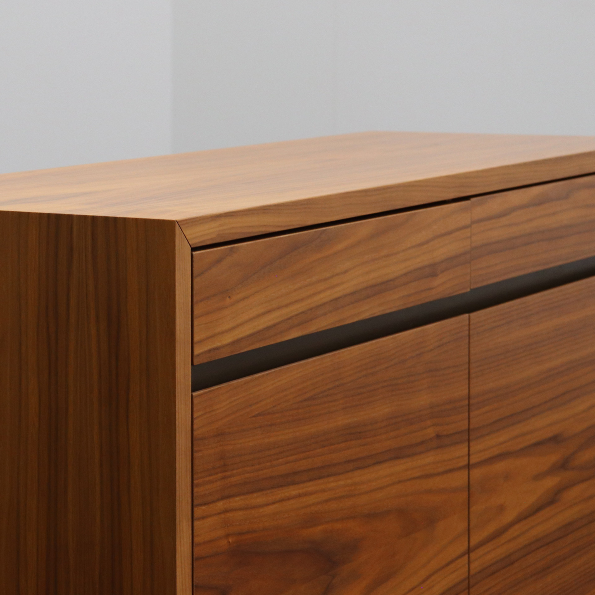 Konferenztisch Bootsförmig mit Sideboards in Nussbaum und Wilkhahn Stühlen