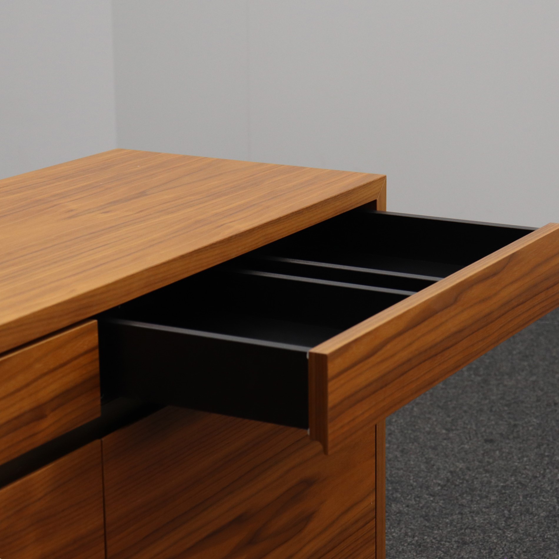 Konferenztisch Bootsförmig mit Sideboards in Nussbaum und Wilkhahn Stühlen