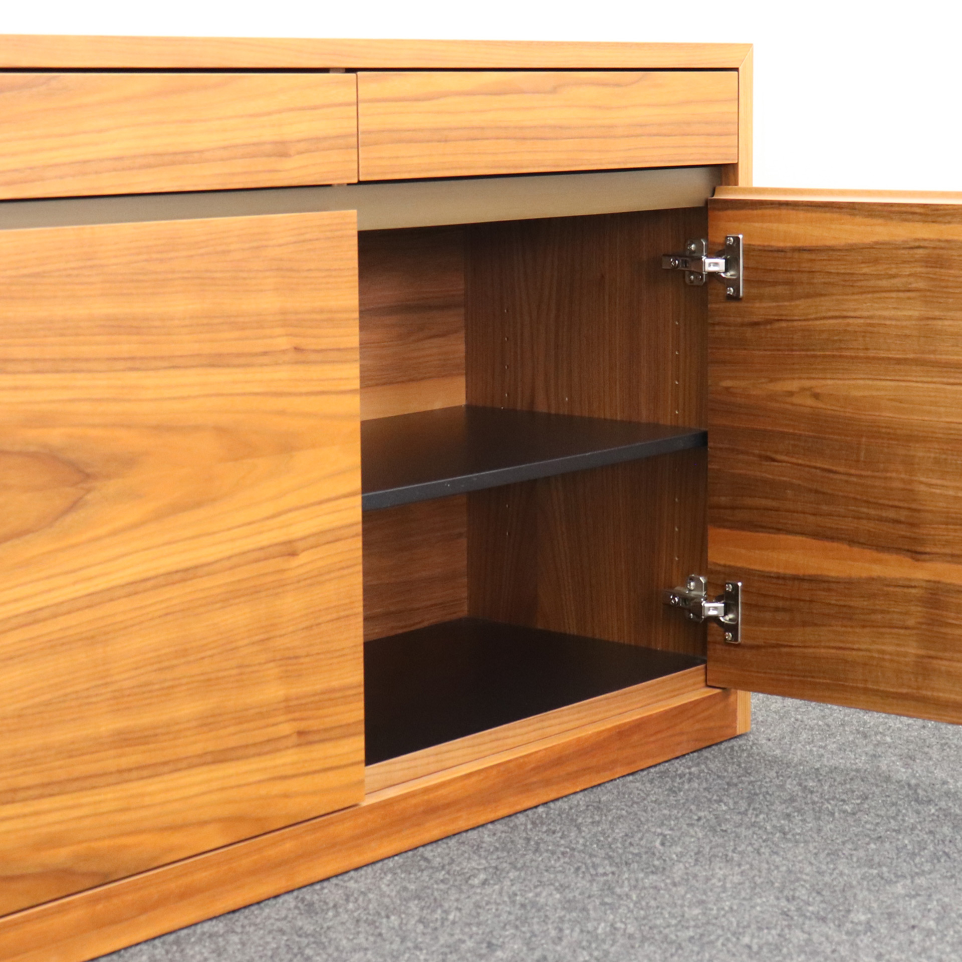 Konferenztisch Bootsförmig mit Sideboards in Nussbaum und Wilkhahn Stühlen