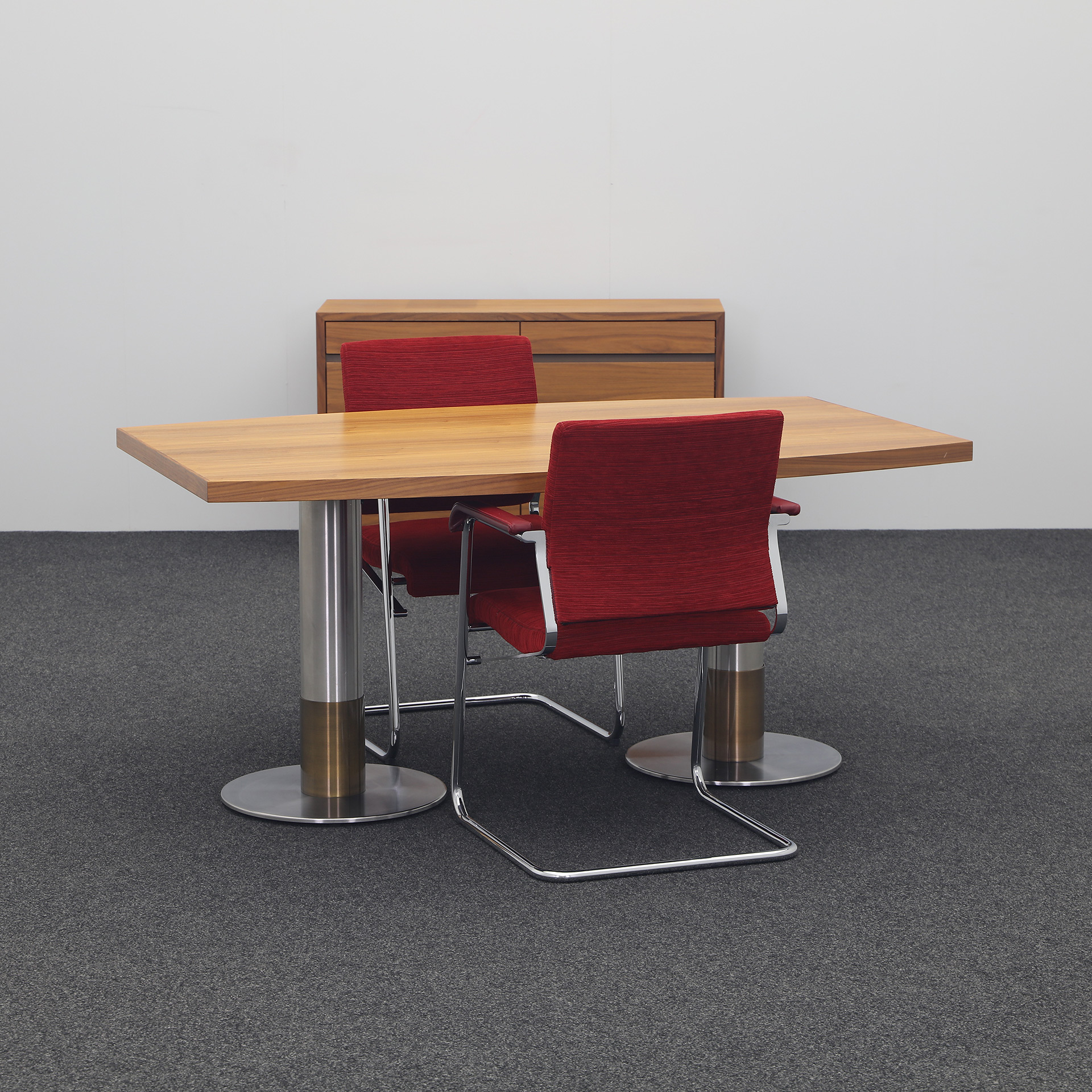 Konferenztisch mit Sideboard in Nussbaum mit Wilkhahn Stühlen