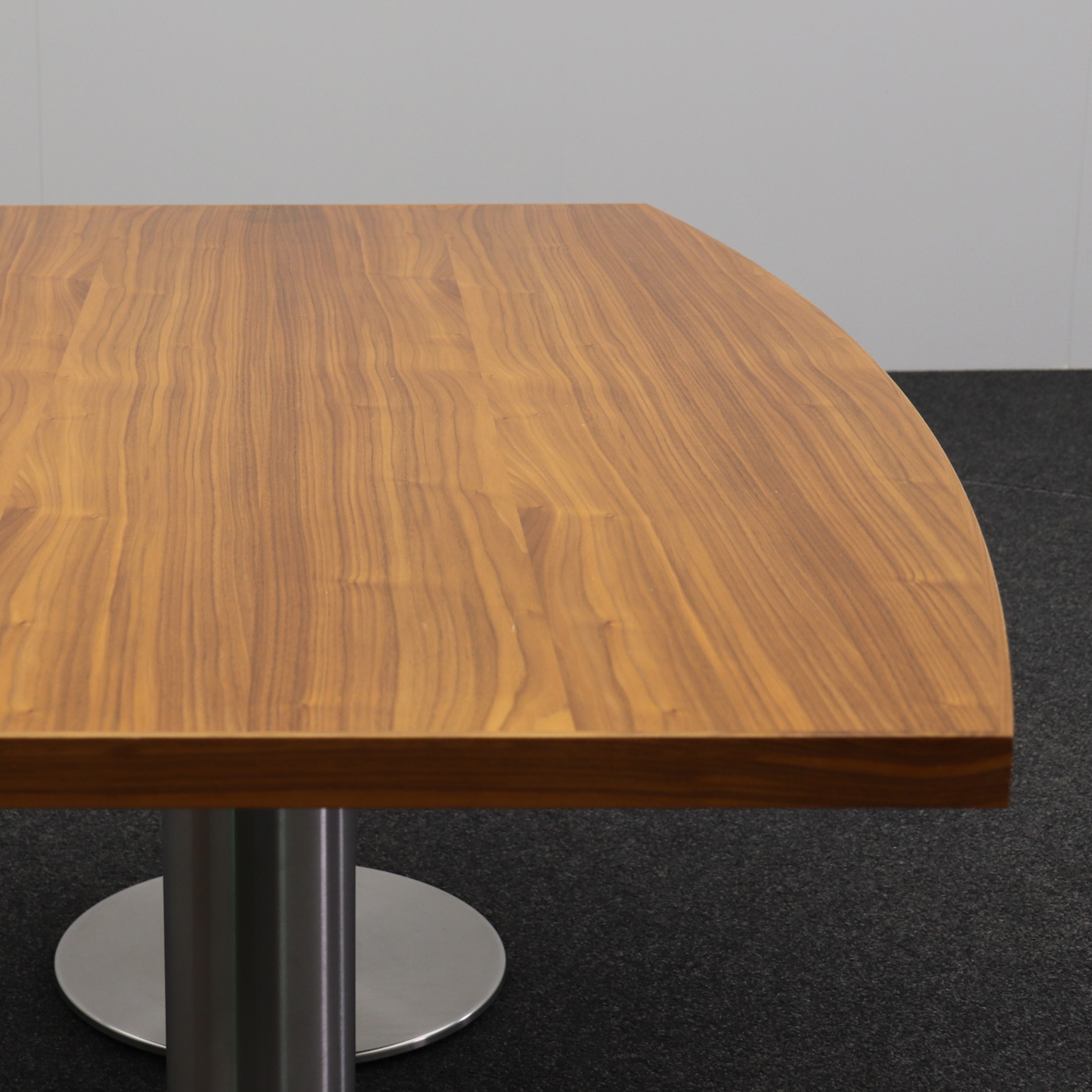 Konferenztisch mit Sideboard in Nussbaum mit Wilkhahn Stühlen