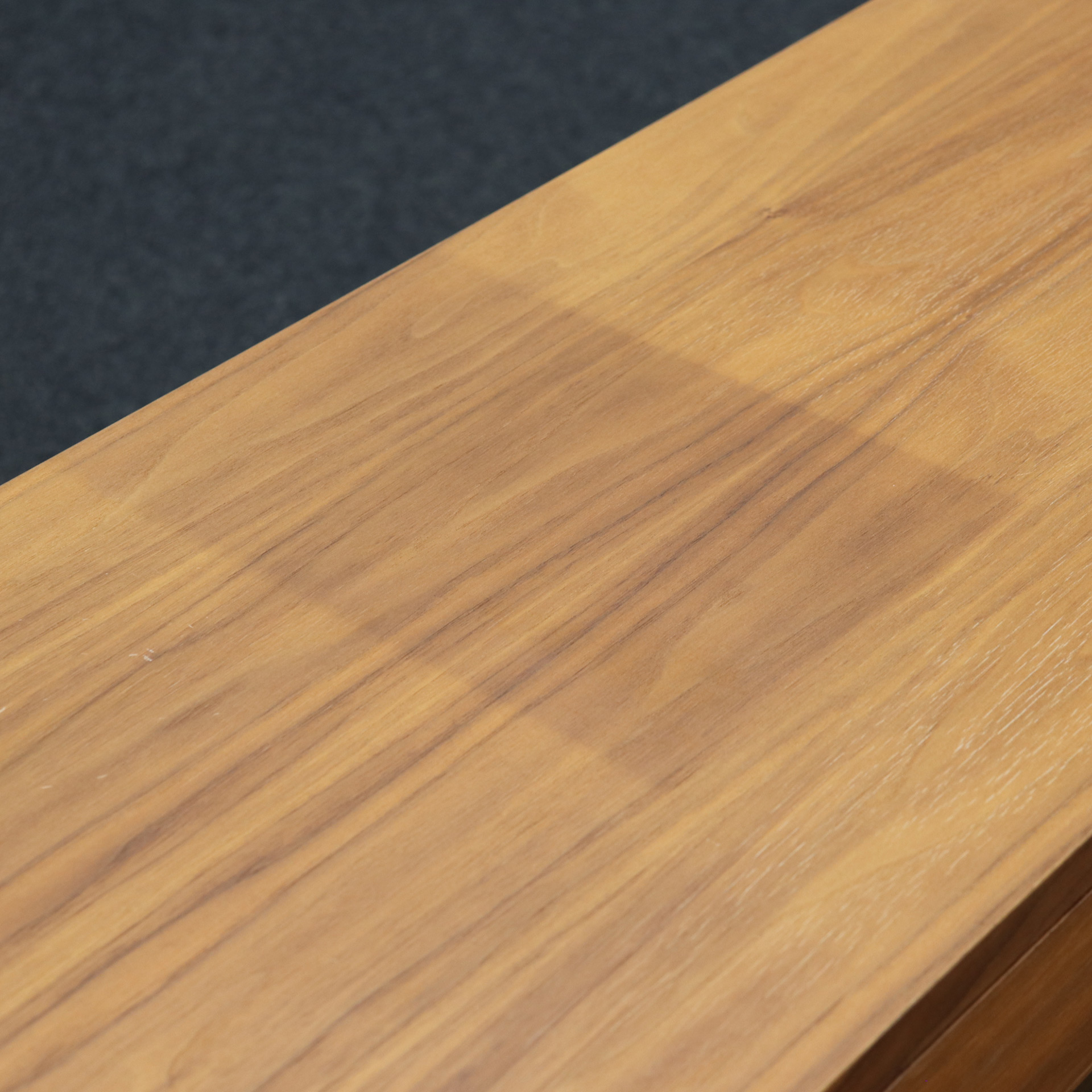 Konferenztisch mit Sideboard in Nussbaum mit Wilkhahn Stühlen